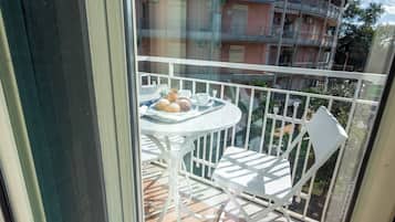 Minibar, caja de seguridad en la habitación y escritorio