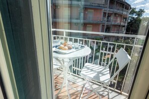 Habitación doble panorámica | Minibar, caja de seguridad en la habitación y escritorio 