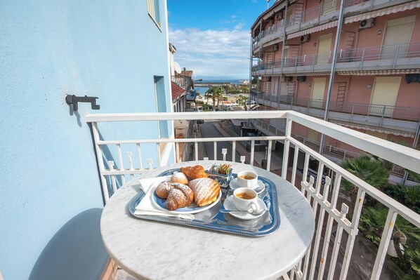 Værelse til 3 personer | Minibar, pengeskab på værelset, skrivebord, strygejern/strygebræt