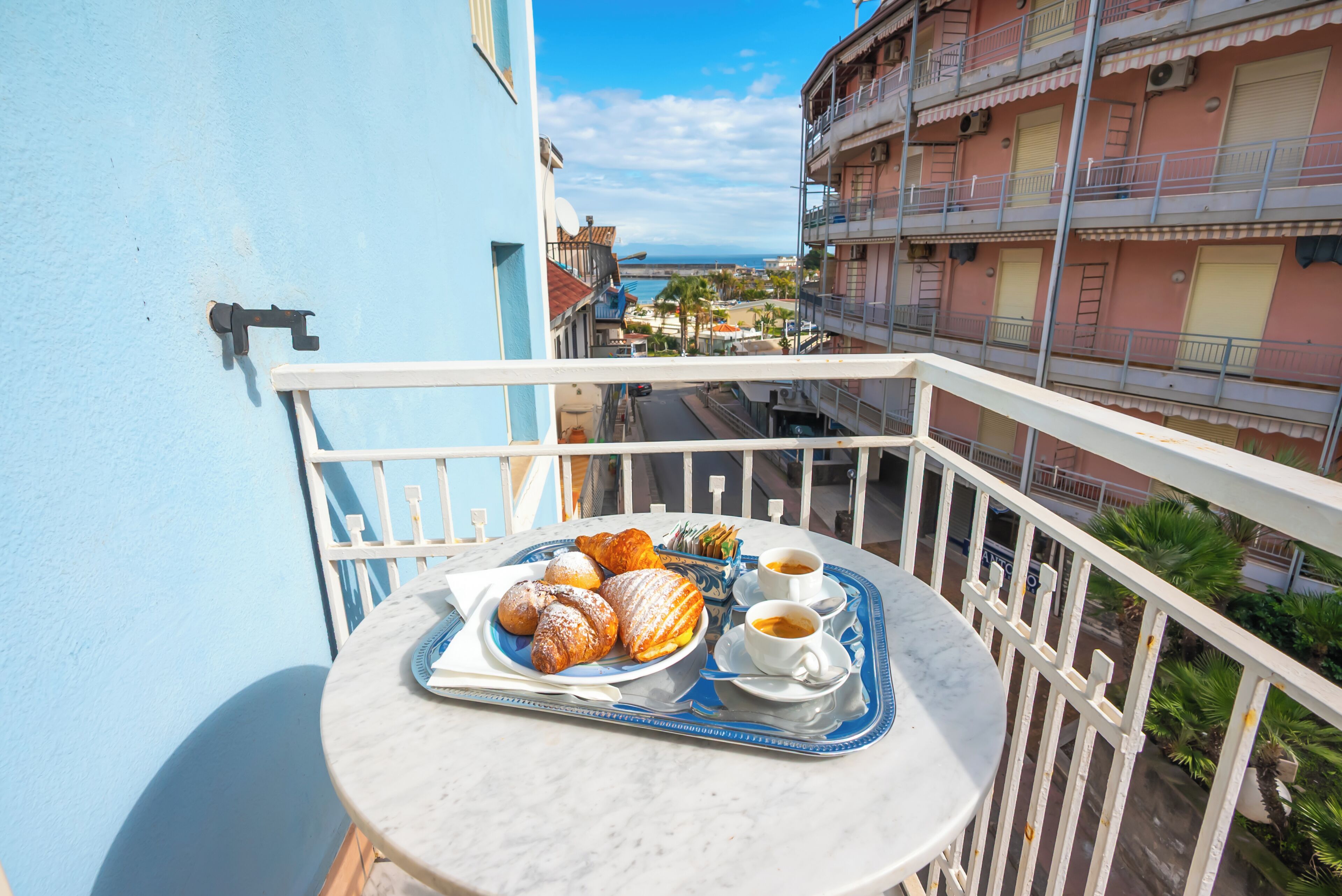 Kahden hengen panoraamahuone | Minibaari, tallelokero huoneessa, työpöytä, silitysrauta/-lauta