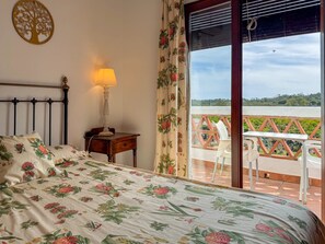 Een kluis op de kamer, een bureau, babybedden (toeslag)