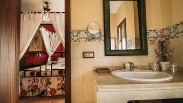 Bañera, artículos de tocador gratuitos, secador de pelo, toallas