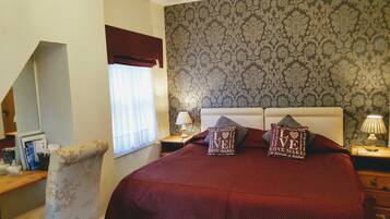 Deluxe Suite | Individually decorated, individually furnished, desk, iron/ironing board