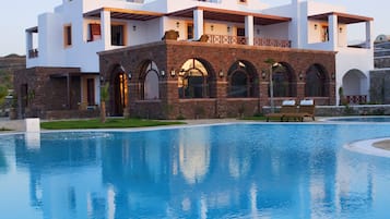 Outdoor pool, pool umbrellas, sun loungers