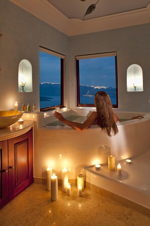 Senior Suite, Hot Tub | Egyptian cotton sheets, premium bedding, in-room safe, free WiFi - Maison Des Lys (Santorini)