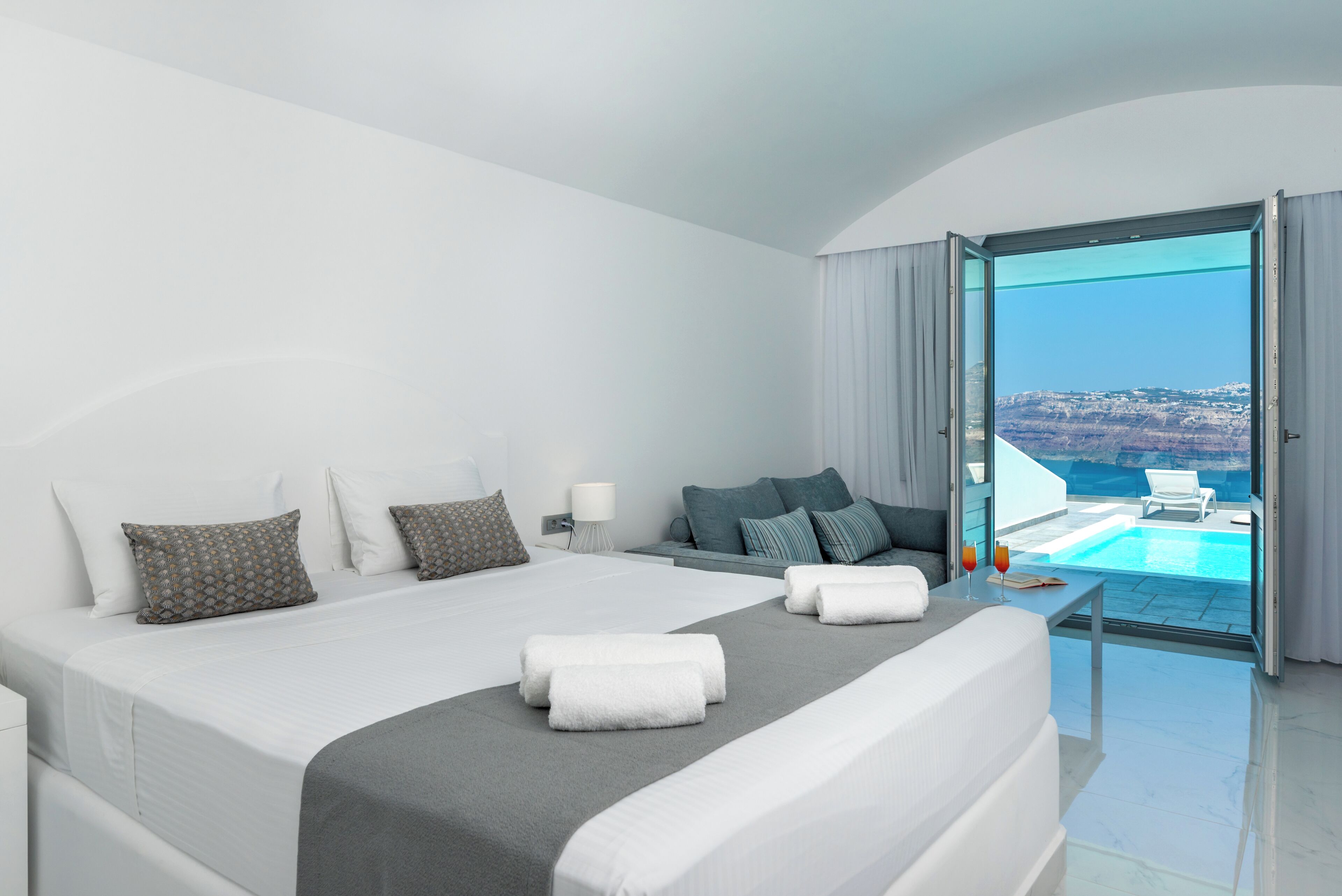 Suite Junior, piscine privée (Cliffside & Caldera View) | Draps en coton égyptien, literie de qualité supérieure