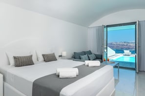 Junior Suite, Private Pool (Cliffside & Caldera View) | Egyptian cotton sheets, premium bedding, in-room safe, free WiFi - Maison Des Lys (Santorini)