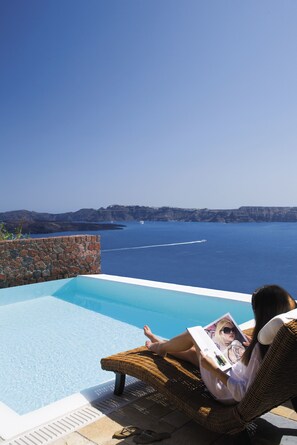 Superior Suite, Private Pool | Infinity pool | Outdoor pool, pool umbrellas, sun loungers - Maison Des Lys (Santorini)