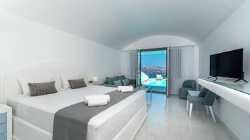 Suite junior, piscina privada (Cliffside & Caldera View) | Sábanas de algodón egipcio, ropa de cama de alta calidad, caja fuerte