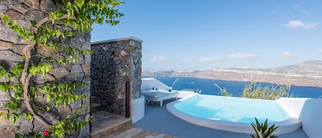 Junior Suite, Private Pool (Cliffside & Caldera View) | Egyptian cotton sheets, premium bedding, in-room safe, free WiFi