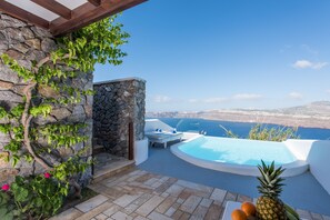 Junior Suite, Private Pool (Cliffside & Caldera View) | Egyptian cotton sheets, premium bedding, in-room safe, free WiFi - Maison Des Lys (Santorini)