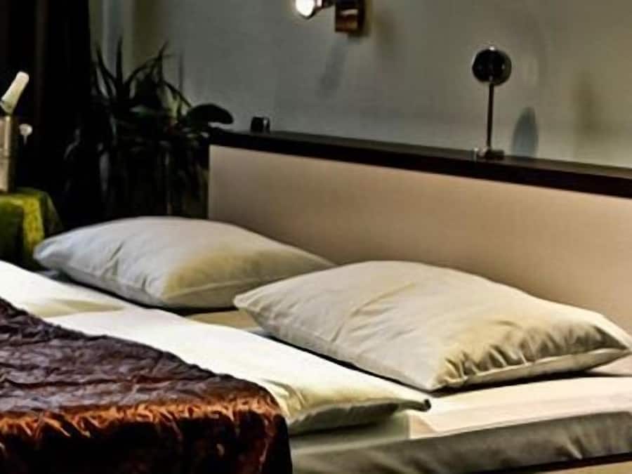 Pengeskab på værelset, baby-/barnesenge (tillægsgebyr), ekstra senge