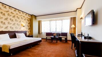 Hypo-allergenic bedding, minibar, in-room safe, desk