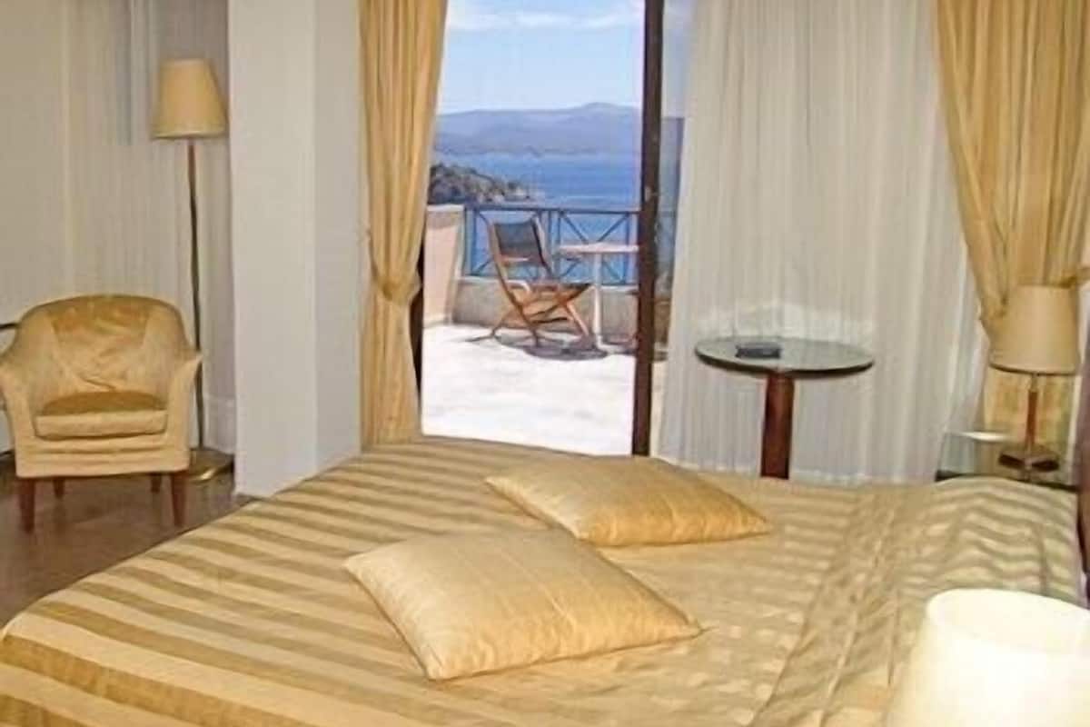 select comfort beds, minibar, in-room safe, desk