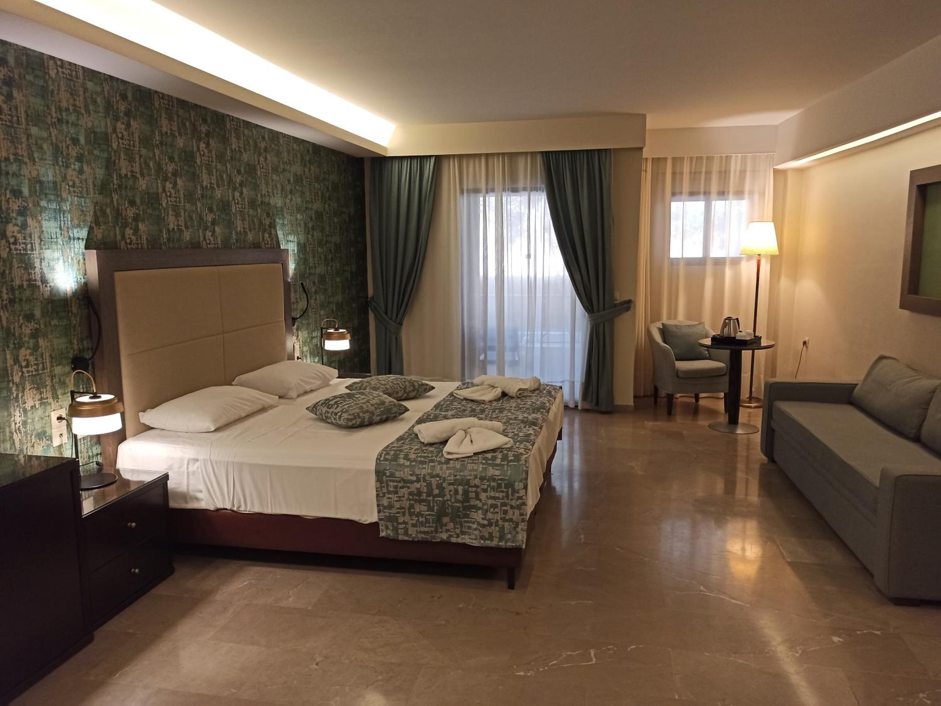 select comfort beds, minibar, in-room safe, desk