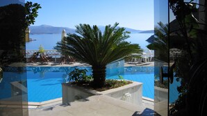 A pool area with a view of the sea and mountains. - King Minos (Nafplio)