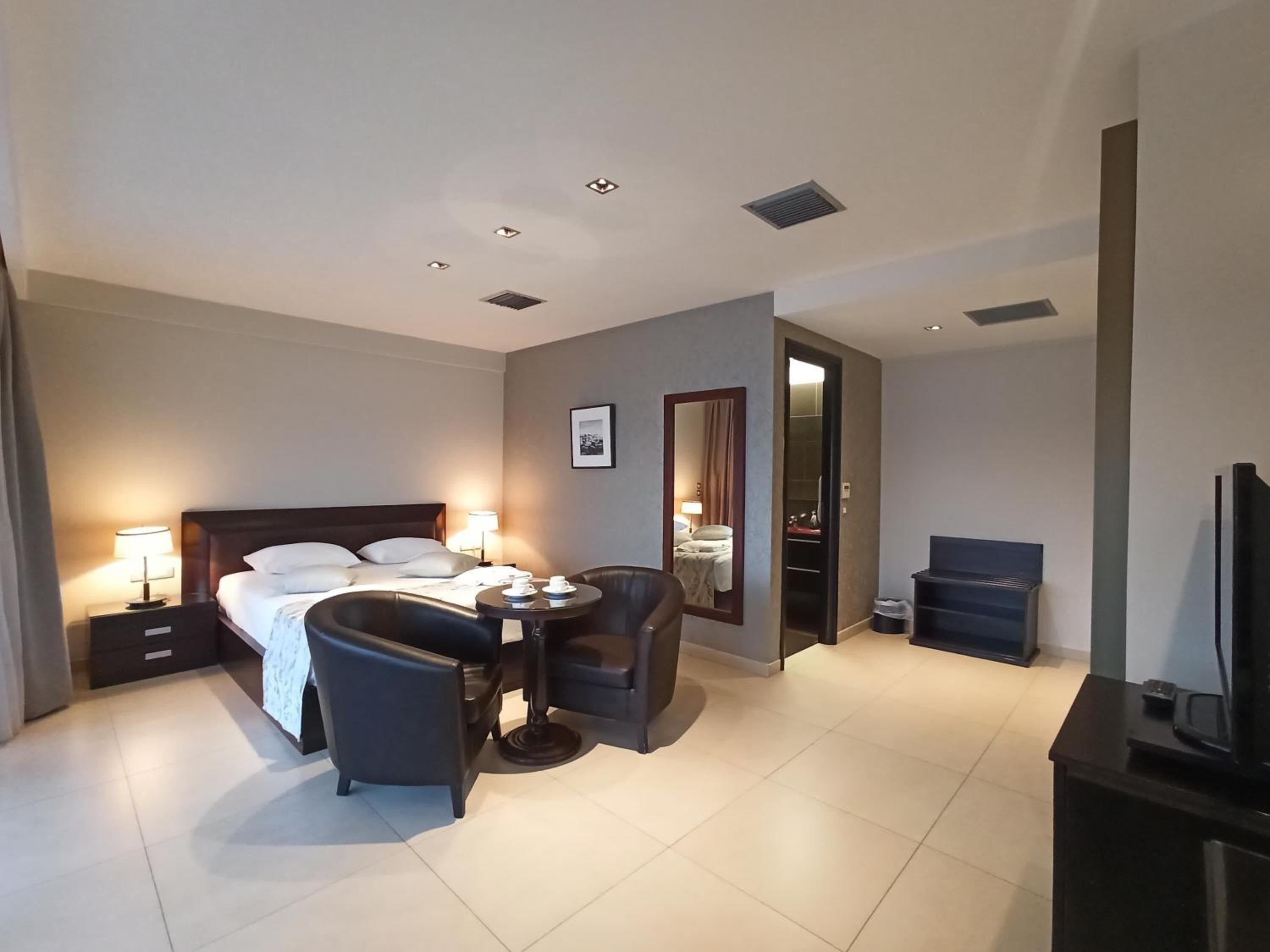 select comfort beds, minibar, in-room safe, desk