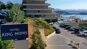 A hotel named 'King Minos' with a parking area, a swimming pool, and a view of the sea and mountains. - King Minos (Nafplio)
