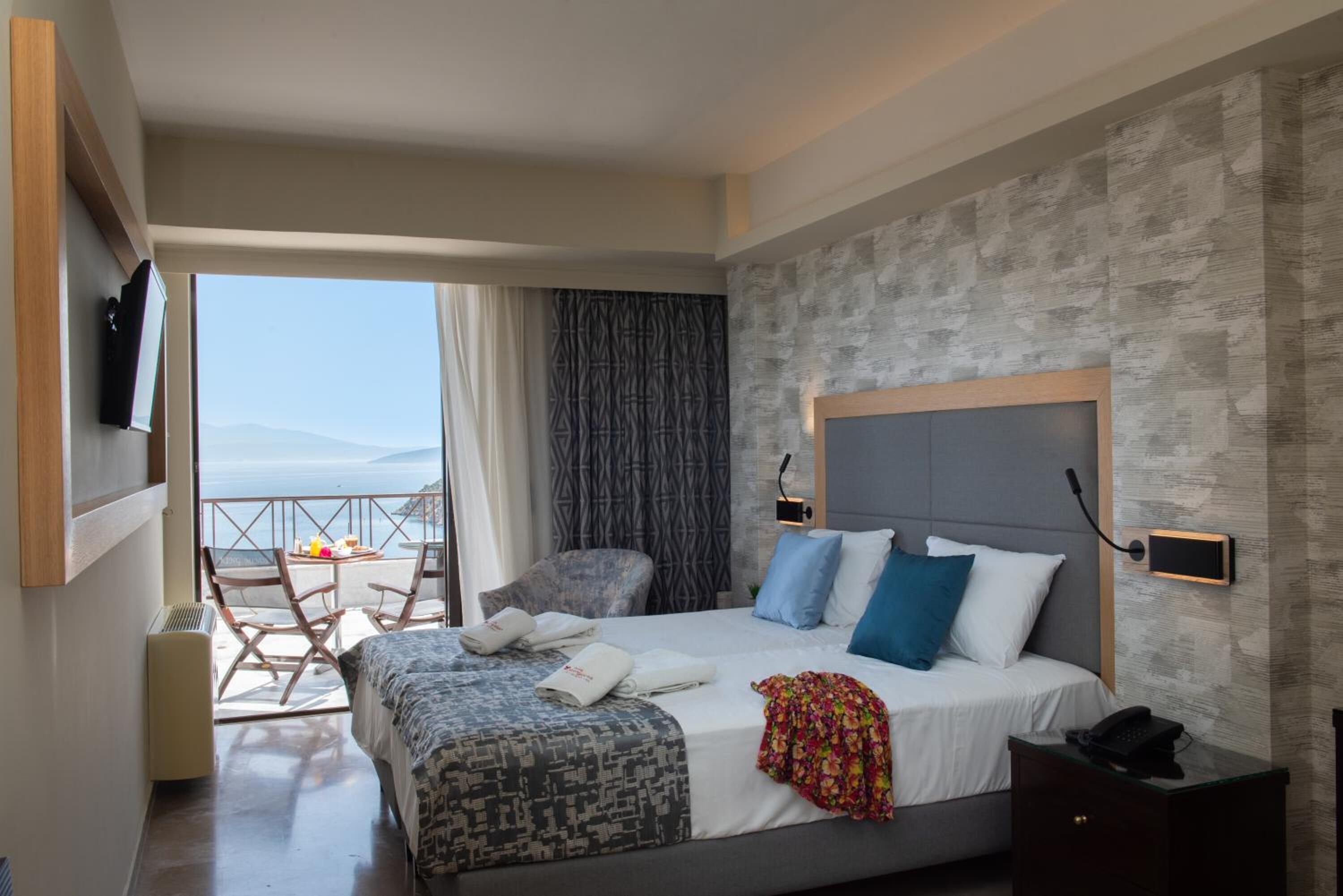 select comfort beds, minibar, in-room safe, desk