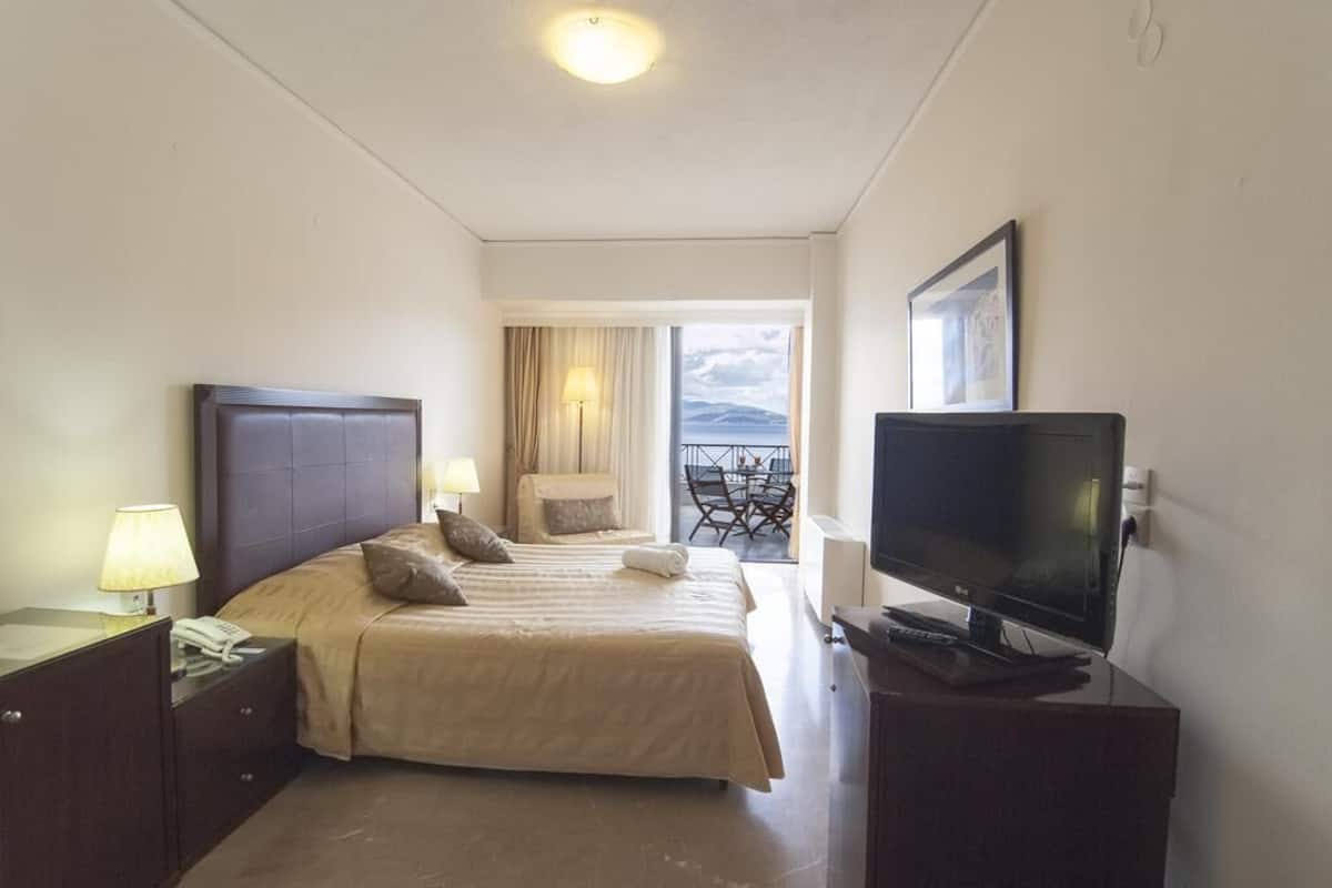 Select Comfort -patjalliset sängyt, minibaari, tallelokero huoneessa