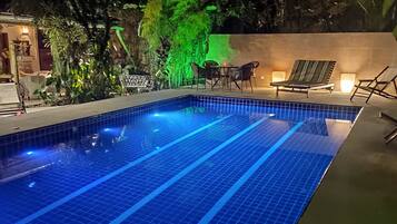 Kolam renang outdoor, dengan payung kolam renang