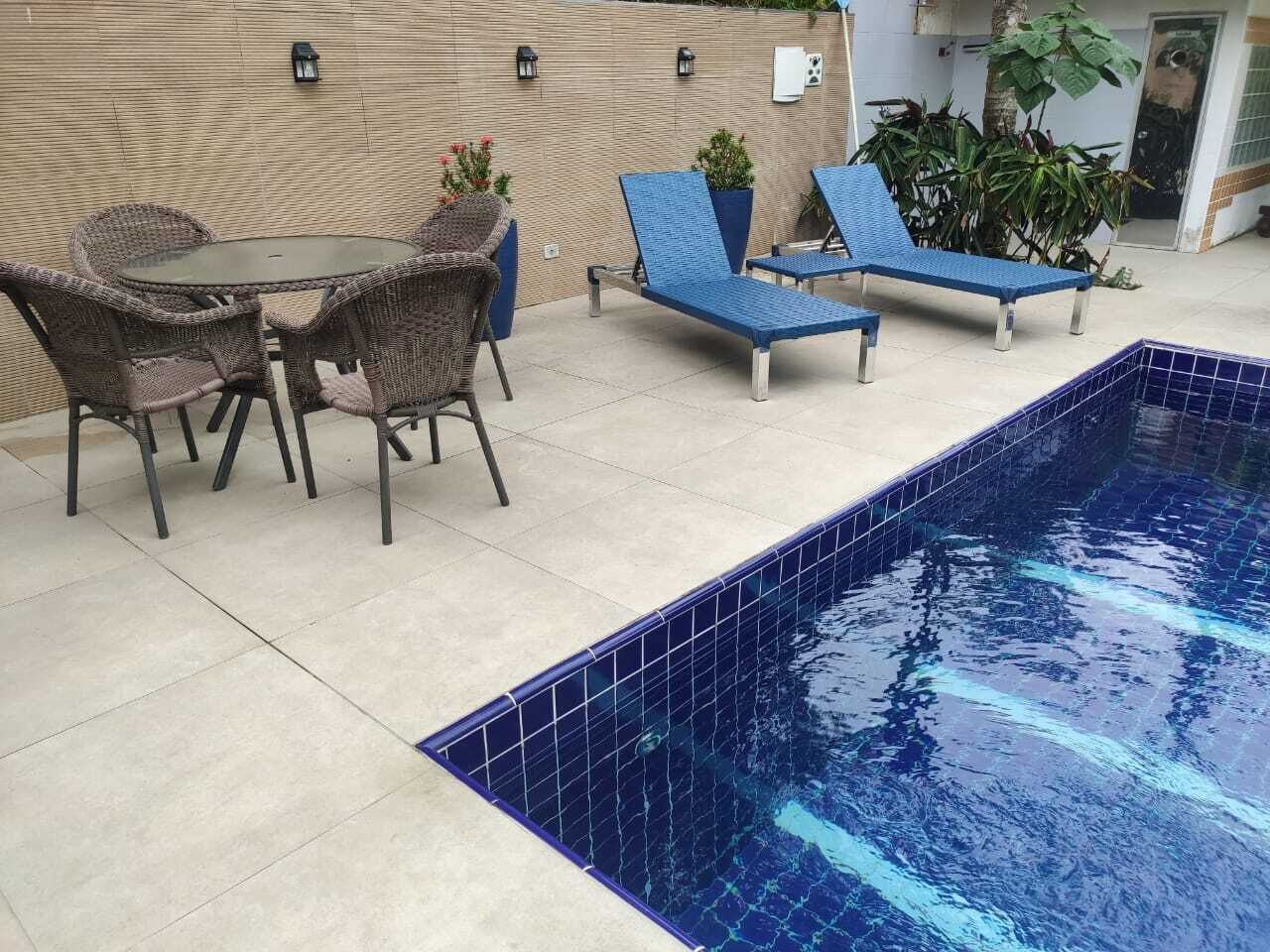 Kolam renang outdoor, dengan payung kolam renang