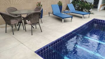 Kolam renang outdoor, dengan payung kolam renang