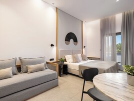 Habitación triple Deluxe | Caja fuerte, sistema de insonorización, wifi gratis y ropa de cama