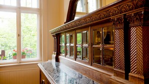 Un mueble de madera con puertas de cristal y una encimera de mármol.