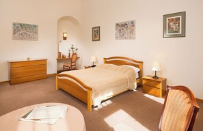 Chambre triple | Minibar, coffre-fort, bureau, accès au Wi-Fi (inclus)