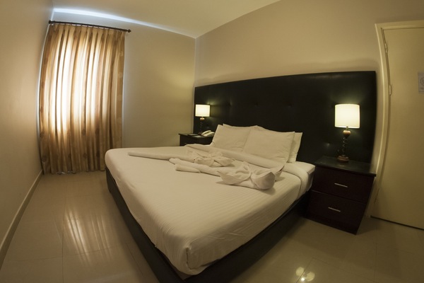 2 bedrooms, pillowtop beds, minibar, in-room safe