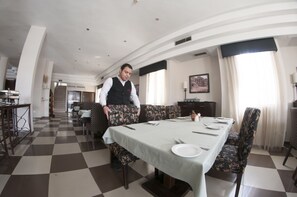 2 restaurants, lunch, dinner, brunch served; barbecue