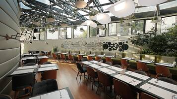 Café da manhã com buffet todos os dias (EUR 9 por pessoa)