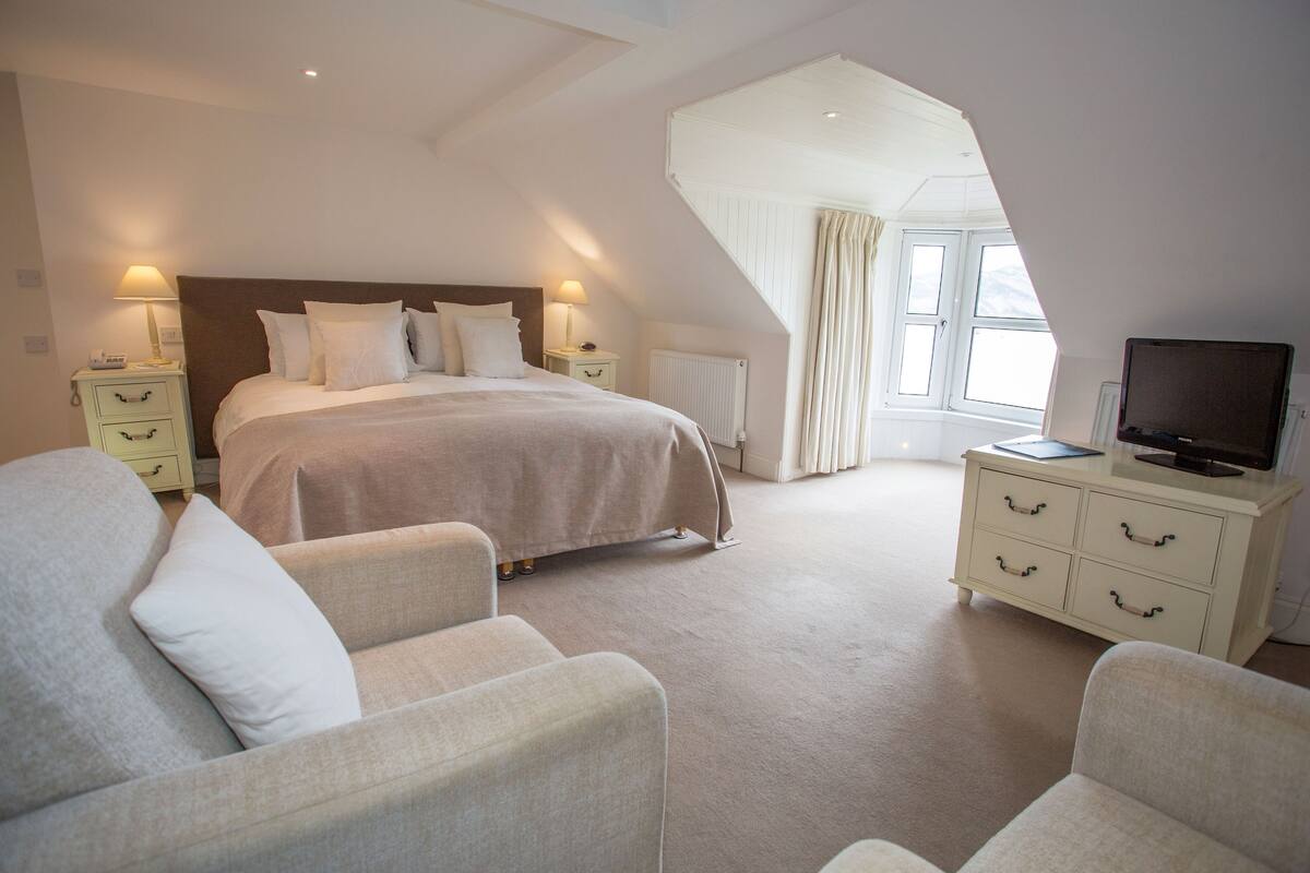 Premier Room | Desk, iron/ironing board (on request), individually decorated
