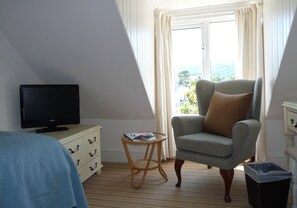 Enkeltrom – standard | Individuelt dekorert, individuelt innredet og skrivebord