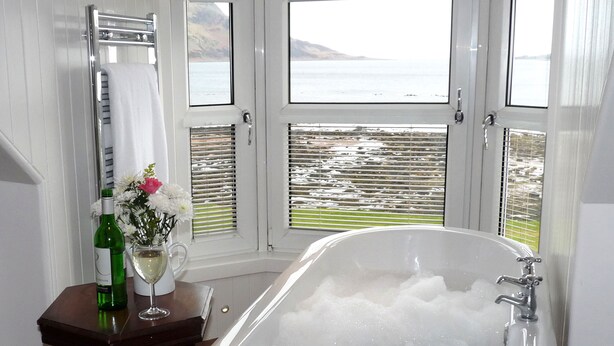 Premier Room | Bathroom | Shower, free toiletries, hair dryer, towels - Glenisle Hotel (Isle of Arran)
