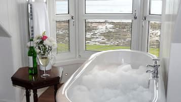 Premier Room | Bathroom | Shower, free toiletries, hair dryer, towels