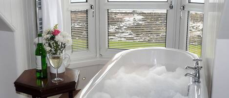 Rom – premier | Bad | Dusj, toalettartikler (inkludert), hårføner og håndklær