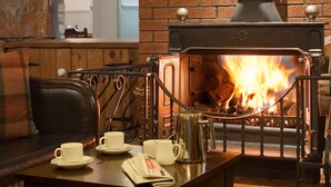 2 bars/lounges - Glenisle Hotel (Isle of Arran)