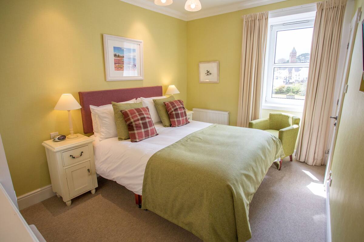 Double Room | Desk, iron/ironing board (on request), individually decorated