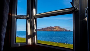 Premier Room | Desk, iron/ironing board (on request), individually decorated - Glenisle Hotel (Isle of Arran)