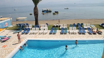 Een binnenzwembad, een buitenzwembad, parasols voor strand/zwembad