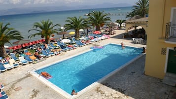 Innendørsbasseng, utendørsbasseng og bassengparasoller