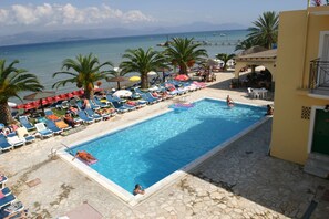 Indoor pool, outdoor pool, pool umbrellas - Complex Lemon Grove (Corfu)