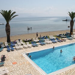 Inomhuspool, utomhuspool och parasoller