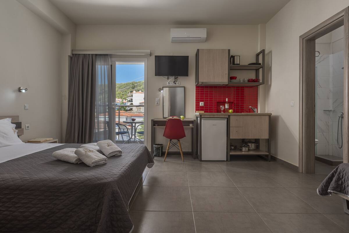 1 habitación, sistema de insonorización y tabla de planchar con plancha