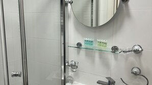 Dusj, toalettartikler (inkludert), hårføner og håndklær