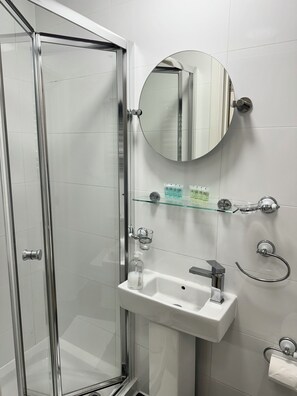 Kahden hengen huone (kaksi sänkyä) | Kylpyhuone | Suihku, ilmaiset hygieniatuotteet, hiustenkuivaaja, pyyhkeet