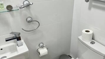 Twin Room | Bathroom | Shower, free toiletries, hair dryer, towels