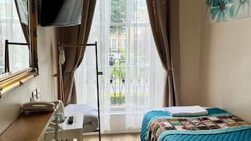 Single Room | Bathroom | Shower, free toiletries, hair dryer, towels